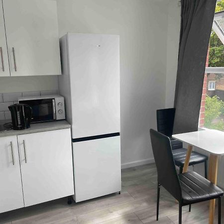 Studio Flat Private Shower Wc And Kitchenette London Kültér fotó