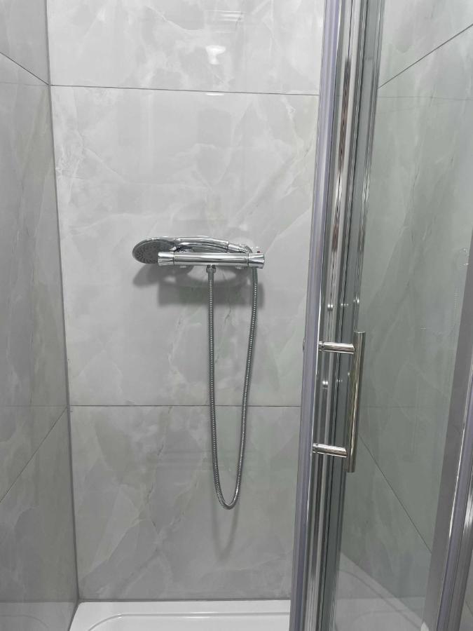 Studio Flat Private Shower Wc And Kitchenette London Kültér fotó